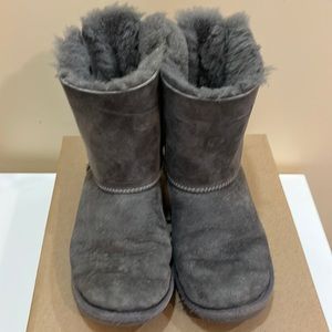 Adorable UGGS Bailey boots grey size 4